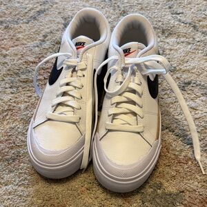 Nike White and Black Low-Top Sneakers